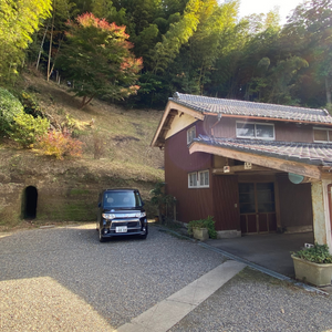 内房エリアの千葉県富津市にある竹岡式ラーメン屋「木琴堂」の駐車場スペース（手前）