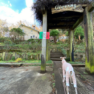房総半島の内房エリアに位置する千葉県君津市にある静かな森の中に佇む隠れ家的ガーデン＆ドッグカフェ「シヴェルニー」さんの入り口