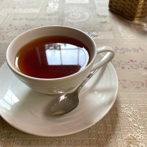 房総半島の内房エリアに位置する千葉県君津市にある静かな森の中に佇む隠れ家的ガーデン＆ドッグカフェ「シヴェルニー」さんの紅茶