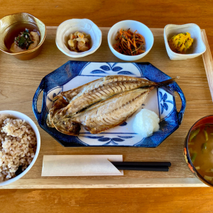 房総半島の内房エリアに位置する千葉県富津市にある朝7時から美味しいお魚定食、ジビエカレーが食べられる朝ごはん屋さん「おふくろ」さんの魚定食