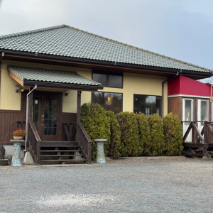 房総半島の内房エリアに位置する千葉県木更津市ほたる野にある自家農園の完熟ブルーベリージュースが人気の焼肉カフェ「ベリーの森」さんの店舗